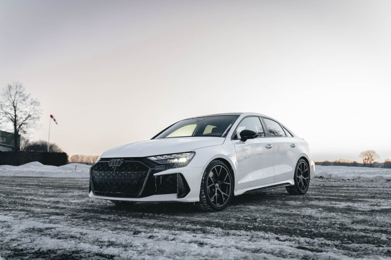 Audi RS3 8Y WYNAJEM - KOMPAKT, KTÓRY ZAWSTYDZA SUPERSAMOCHODY