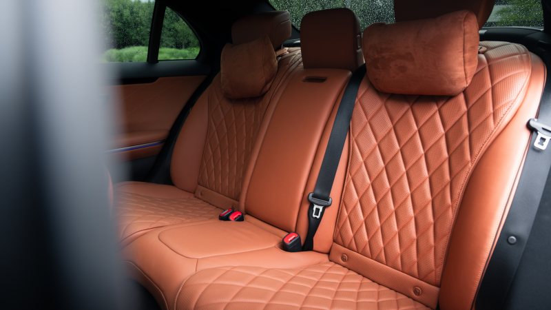 Auto premium na randkę – elegancja czy przesada?